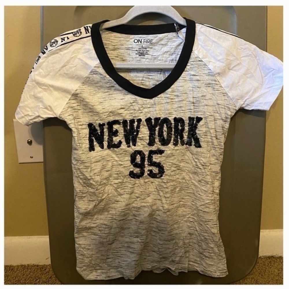 On Fire Women Gray Short Sleeve 95 Varsity V-Neck Tee Size Large
